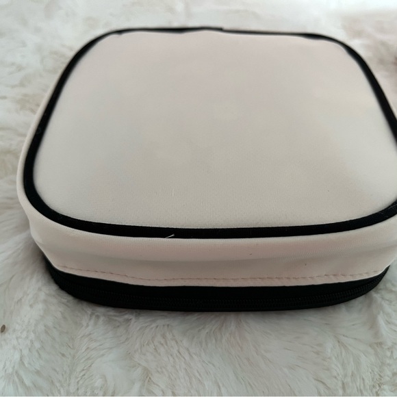 Chanel Les Beiges make up bag vanity case from Chanel Beauty - Picture 5 of 6